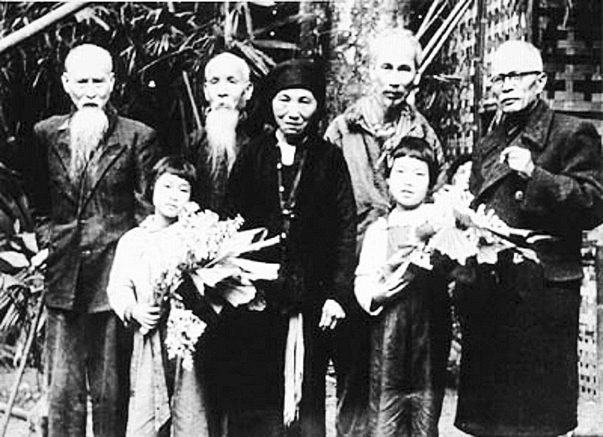 Chủ tịch Hồ Chí Minh chụp ảnh lưu niệm với các đại biểu NCT Thủ đô Hà Nội. 	Ảnh tư liệu