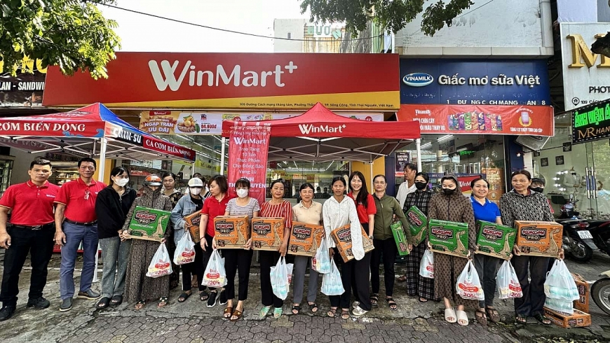 Đại diện WinMart trao quà tặng tại cho người dân bị ảnh hưởng bởi bão lũ tại tỉnh Thái Nguyên 