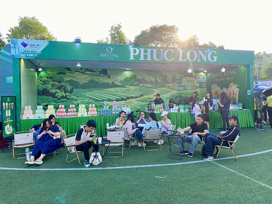 Nhiều khách hàng trẻ thưởng thức sản phẩm Phúc Long tại Ngày thẻ Việt Nam