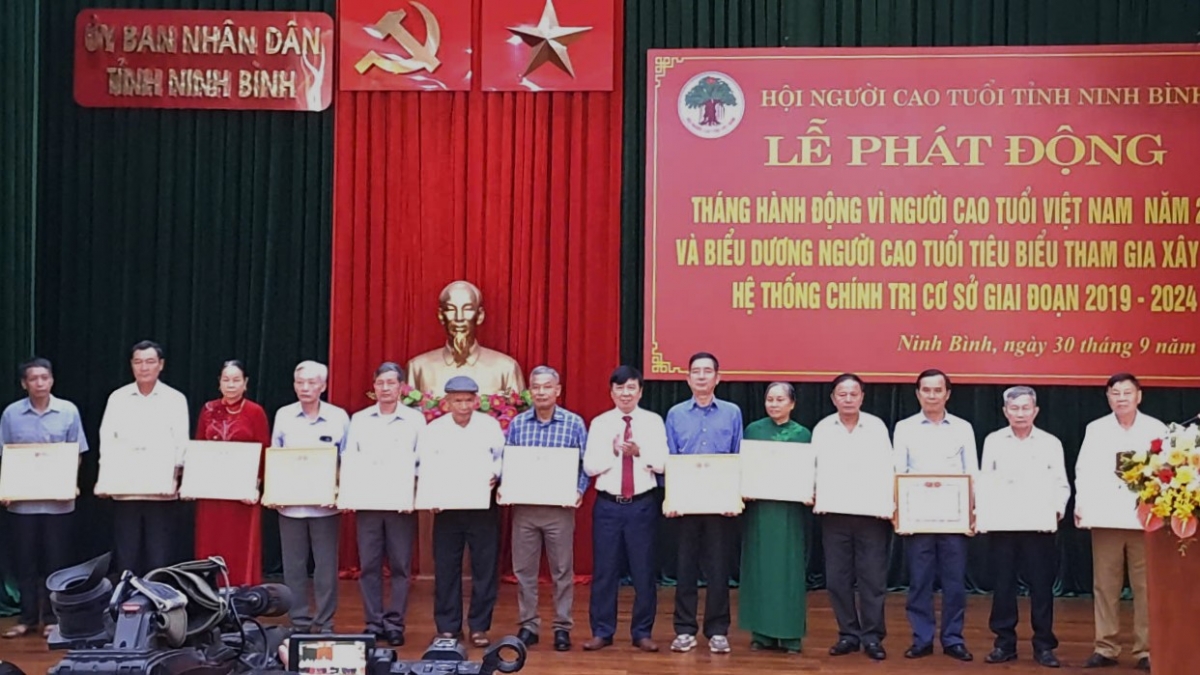 Trao Giấy khen của Hội NCT tỉnh Ninh Bình cho các cá nhân tiêu biểu