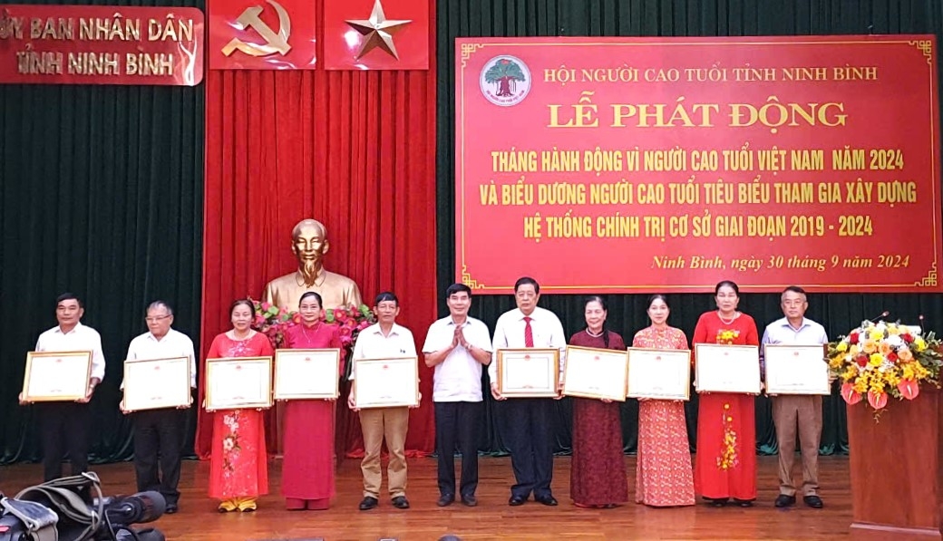 Trao Bằng khen của Chủ tịch UBND tỉnh Ninh Bình cho 10 cá nhân xuất sắc tham gia xây dựng hệ thoogns chính trị cơ sở giai đoạn 2019-2024