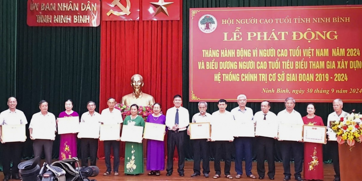 0 Trao Giấy khen của Hội NCT tỉnh Ninh Bình cho các cá nhân tiêu biểu