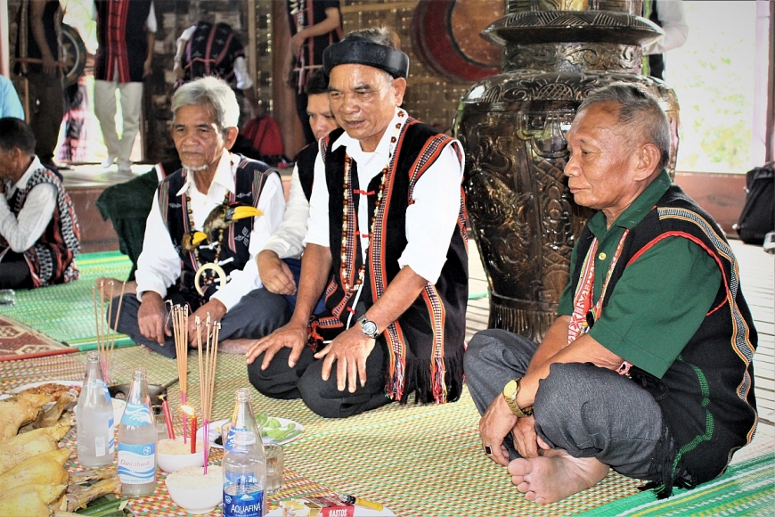 Từ bìa phải sang, già làng Đinh Hồng Khanh, già làng Bùi Văn Siêng, già làng Đinh Văn Trí trong nghi thức cúng Yàng trong phục dựng Lễ hội truyền thống người Cơ Tu năm 2023.