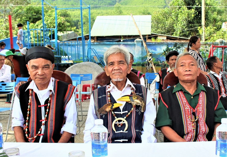 : Từ bìa phải sang, già làng Đinh Hồng Khanh, già làng Đinh Văn Trí, già làng Bùi Văn Siêng đang tham dự Liên hoan Văn hóa - Thể thao và phục dựng Lễ hội truyền thống người Cơ Tu năm 2023
