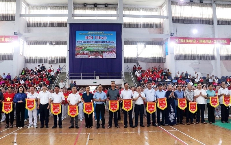 Bà Nguyễn Thị Hà cùng Ban Tổ chức trao Cờ lưu niệm cho các Đoàn tham gia Hội thao NCT huyện Chương Mỹ năm 2024