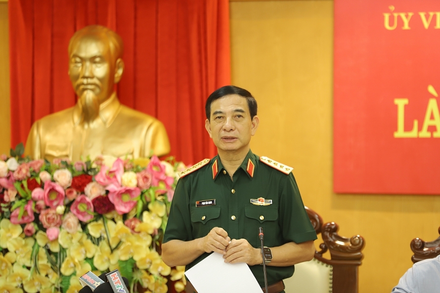 Bộ trưởng Bộ Quốc phòng tặng quà gia đình chính sách, quân nhân có hoàn cảnh khó khăn tại Hà Tĩnh