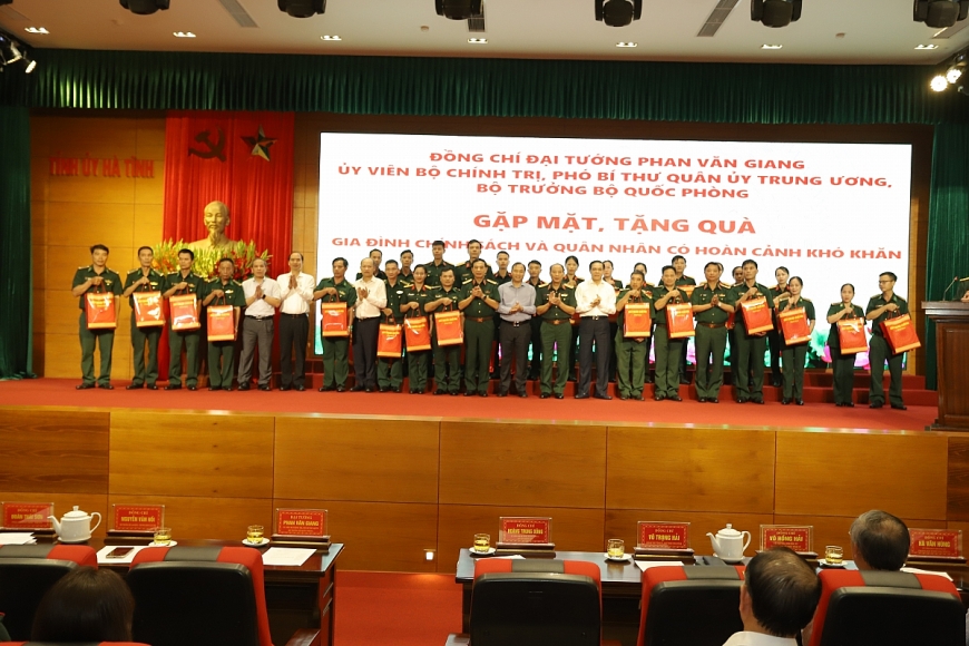 Bộ trưởng Bộ Quốc phòng tặng quà gia đình chính sách, quân nhân có hoàn cảnh khó khăn tại Hà Tĩnh