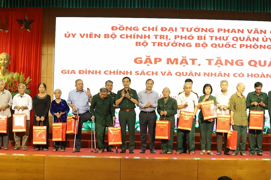 Bộ trưởng Bộ Quốc phòng tặng quà gia đình chính sách, quân nhân có hoàn cảnh khó khăn tại Hà Tĩnh