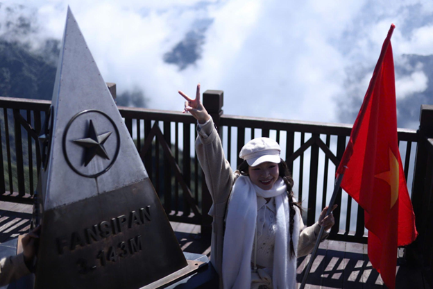 Du khách hào hứng chụp ảnh cùng dấu mốc đỉnh Fansipan 3.143m 