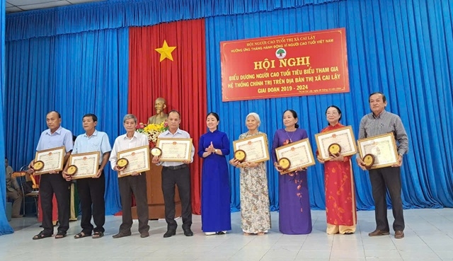 Biểu dương 72 NCT tiêu biểu tham gia xây dựng hệ thống chính trị cơ sở