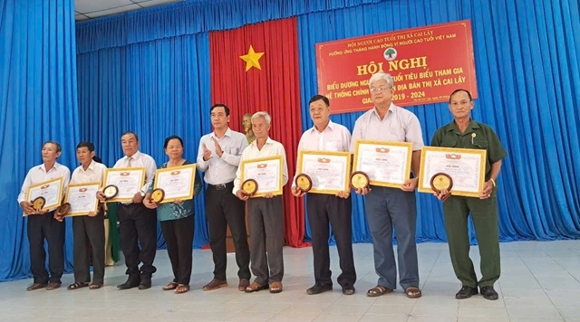 Lãnh đạo Thị ủy khen thưởng NCT tiêu biểu tham gia xây dựng hệ thống chính trị cơ sở giai đoạn 2019 - 2024.