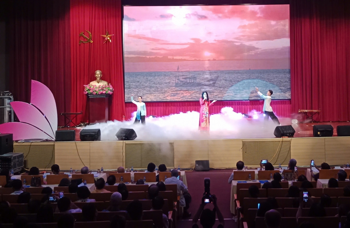 Nghệ sĩ cao tuổi “cháy” hết mình