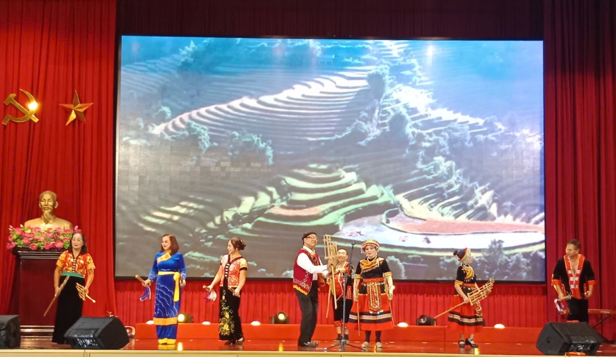 Nghệ sĩ cao tuổi “cháy” hết mình