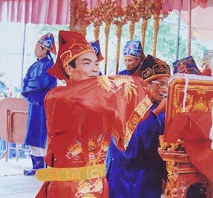 Ngoài là nhà thơ, ông Ngô Viết Lừng còn là chủ tế ở đình làng.