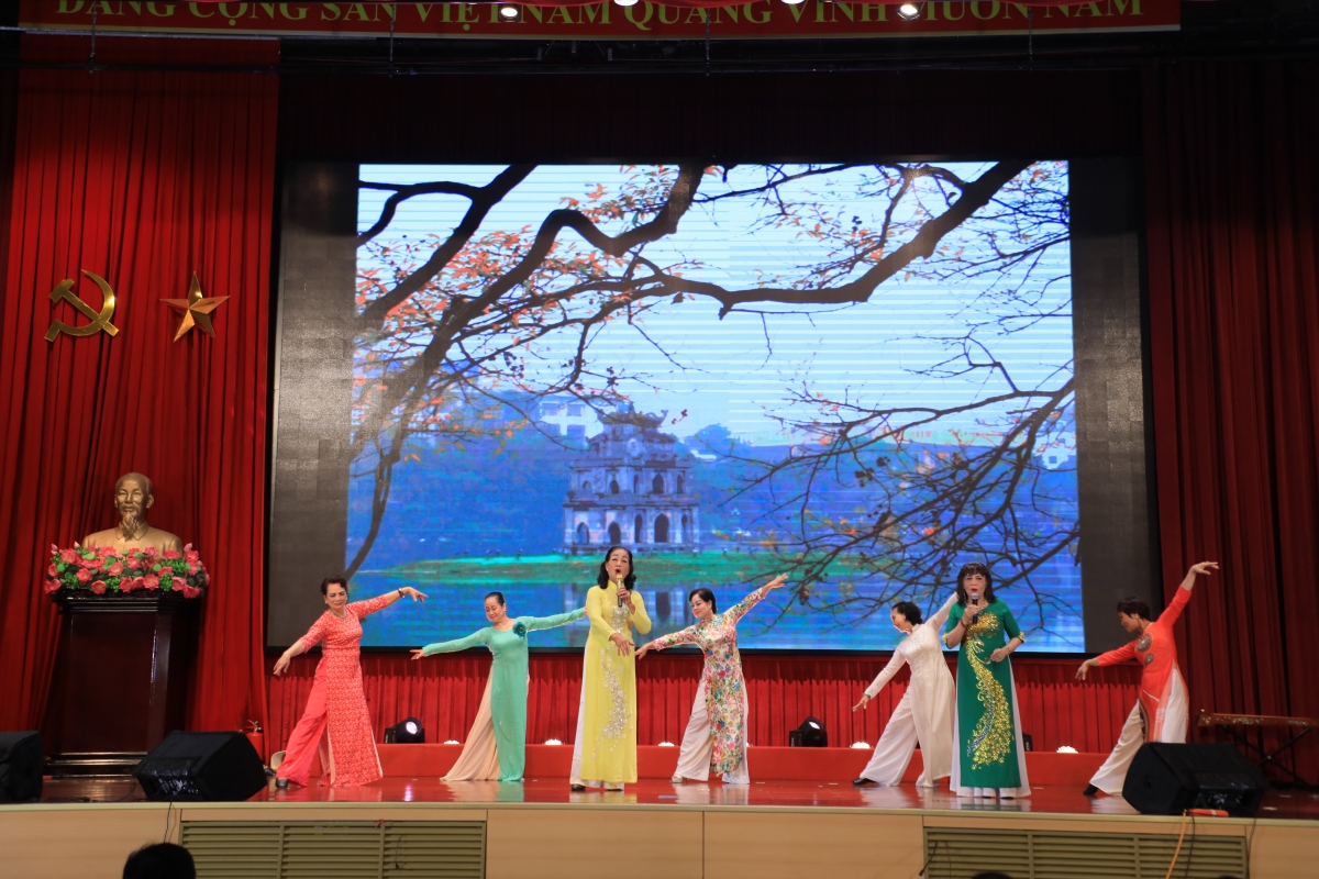 Nghệ sĩ cao tuổi “cháy” hết mình