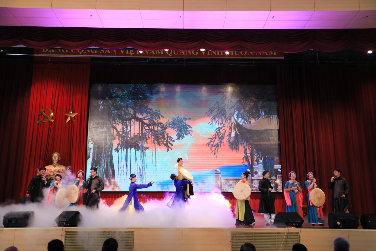 Nghệ sĩ cao tuổi “cháy” hết mình