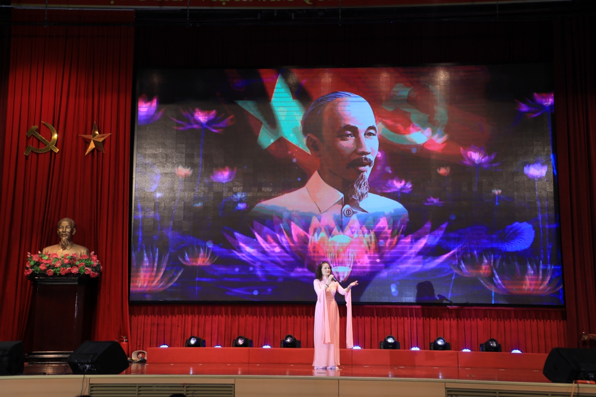 Nghệ sĩ cao tuổi “cháy” hết mình