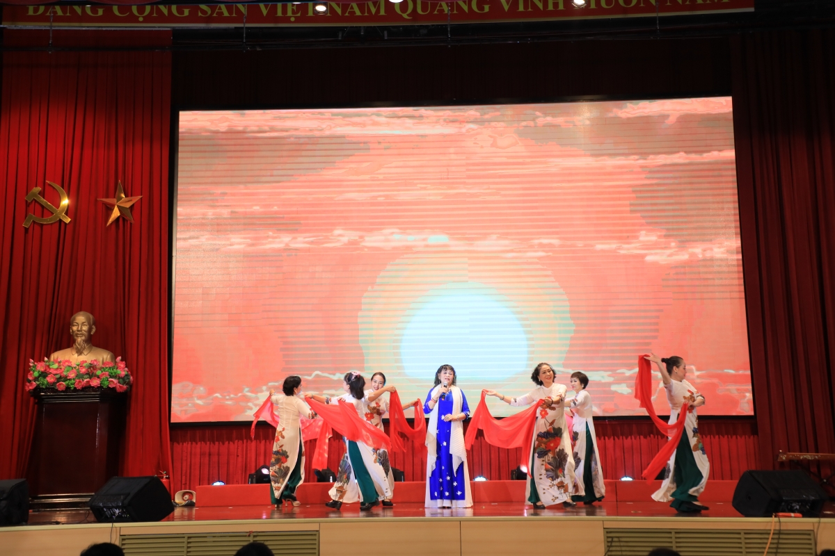 Nghệ sĩ cao tuổi “cháy” hết mình