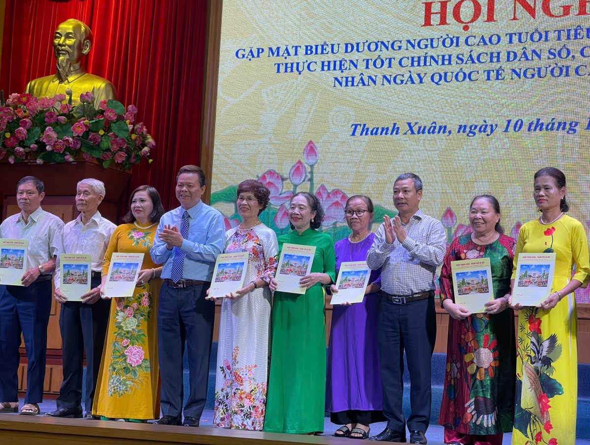 Biểu dương NCT tiêu biểu vận động con cháu thực hiện tốt chính sách dân số