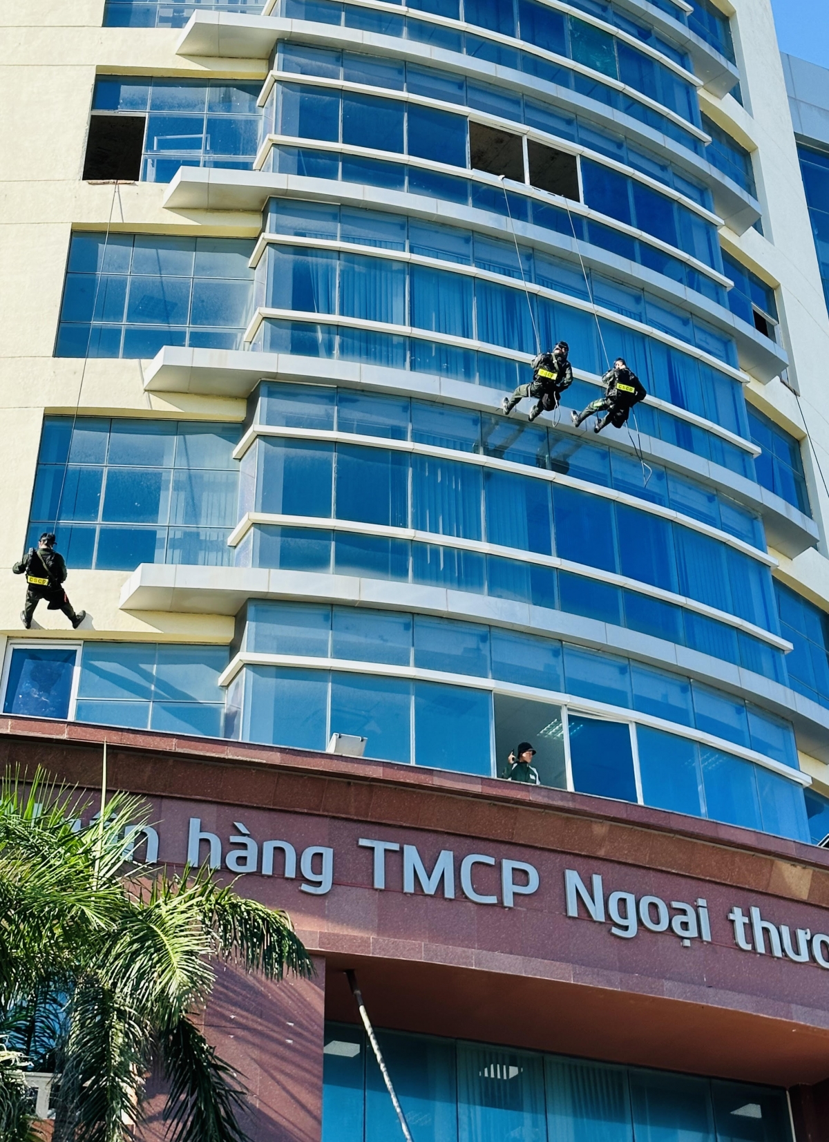 Bình Thuận: Diễn tập phương án xử lý tình huống đối tượng thực hiện hành vi "cướp tài sản "ngân hàng