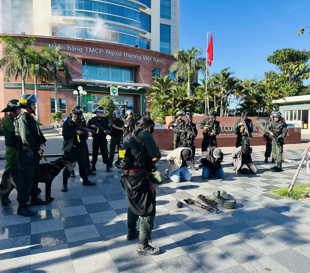 Bình Thuận: Diễn tập phương án xử lý tình huống đối tượng thực hiện hành vi "cướp tài sản "ngân hàng