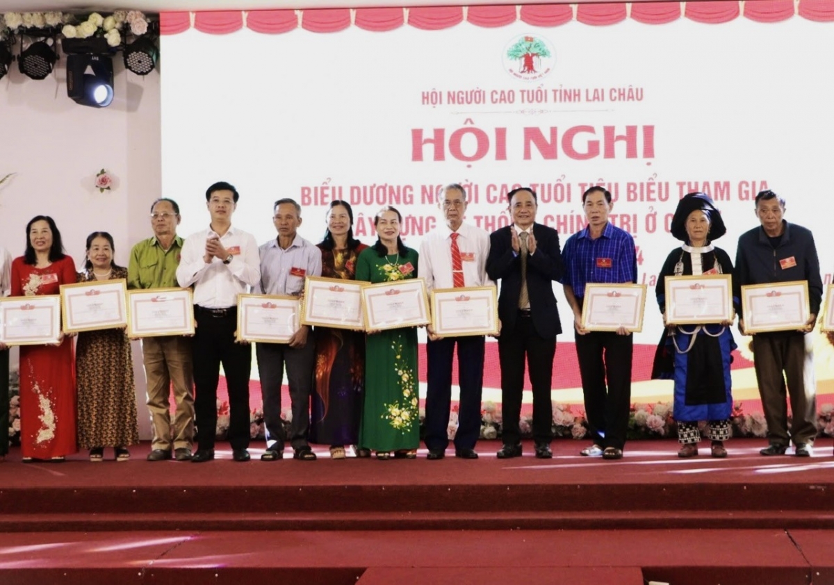 Trao Giấy khen của Chủ tịch Hội NCT tỉnh Lai Châu cho các cá nhân tiêu biểu