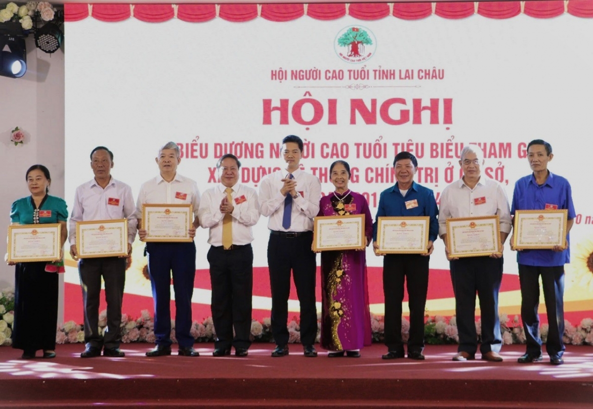 Các đồng chí lãnh đạo tỉnh Lai Châu trao Bằng khen của Chủ tịch UBND tỉnh cho các cá nhân xuất sắc