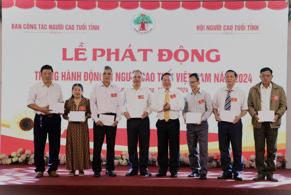 Đồng chí Tống Thanh Hải, Phó Chủ tịch thường trực UBND tỉnh trao quà cho NCT nhân Tháng hành động vì NCT Việt Nam