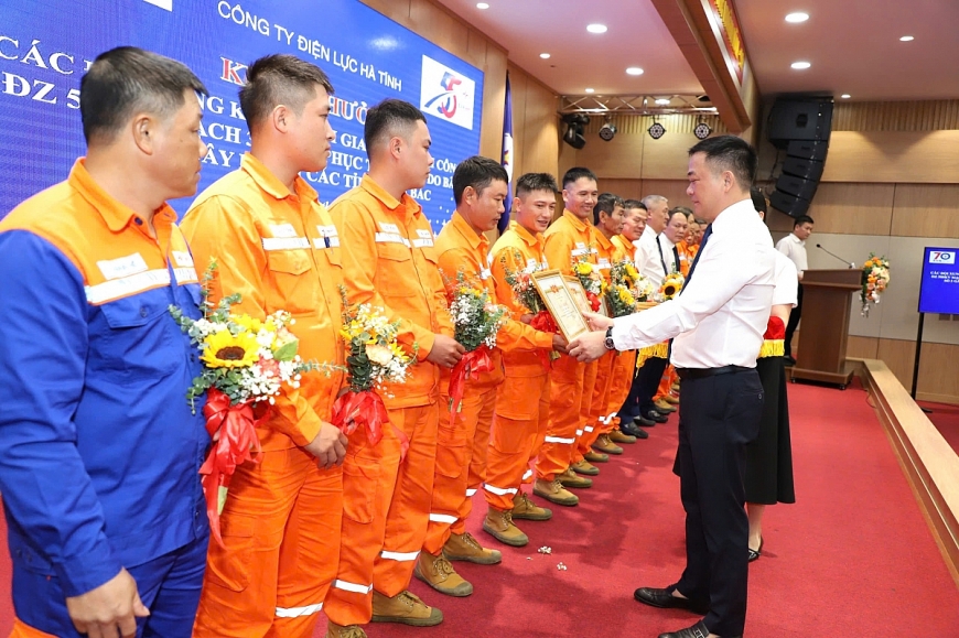 Tuyên dương lực lượng xung kích tham gia thi công đường dây 500kV mạch 3 và hỗ trợ khắc phục thiệt hại do bão