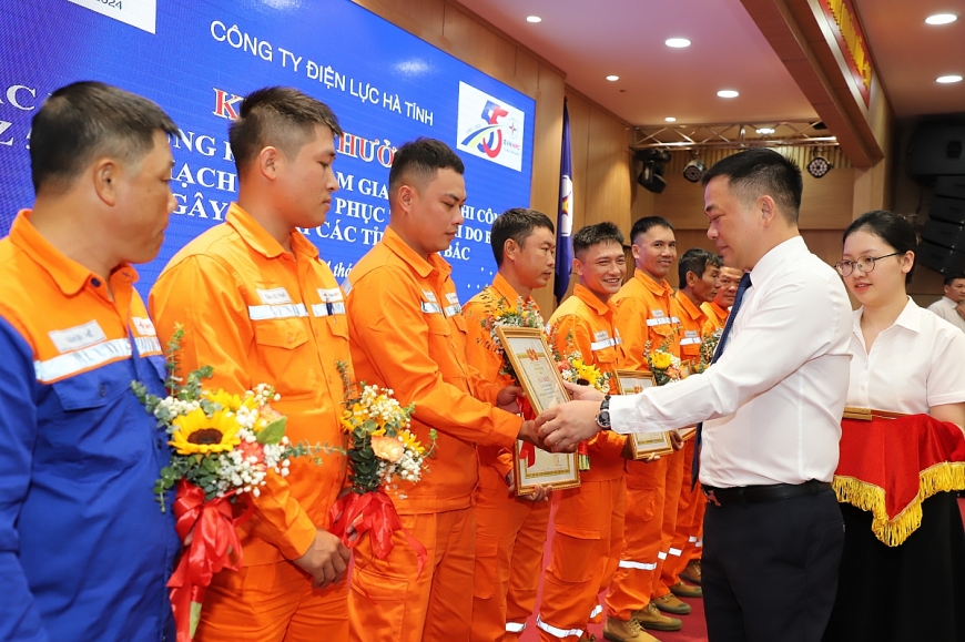 Tuyên dương lực lượng xung kích tham gia thi công đường dây 500kV mạch 3 và hỗ trợ khắc phục thiệt hại do bão
