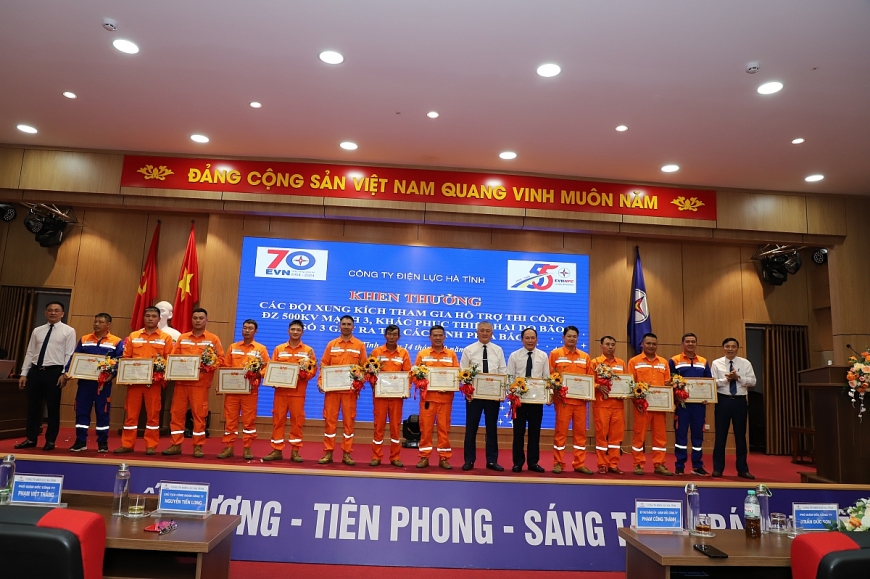 Tuyên dương lực lượng xung kích tham gia thi công đường dây 500kV mạch 3 và hỗ trợ khắc phục thiệt hại do bão