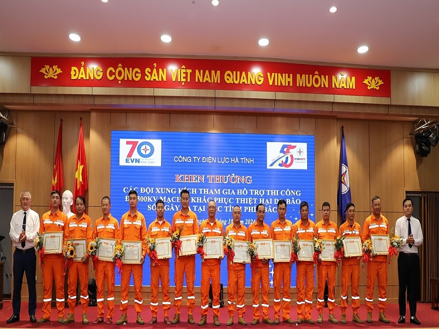 Tuyên dương lực lượng xung kích tham gia thi công đường dây 500kV mạch 3 và hỗ trợ khắc phục thiệt hại do bão