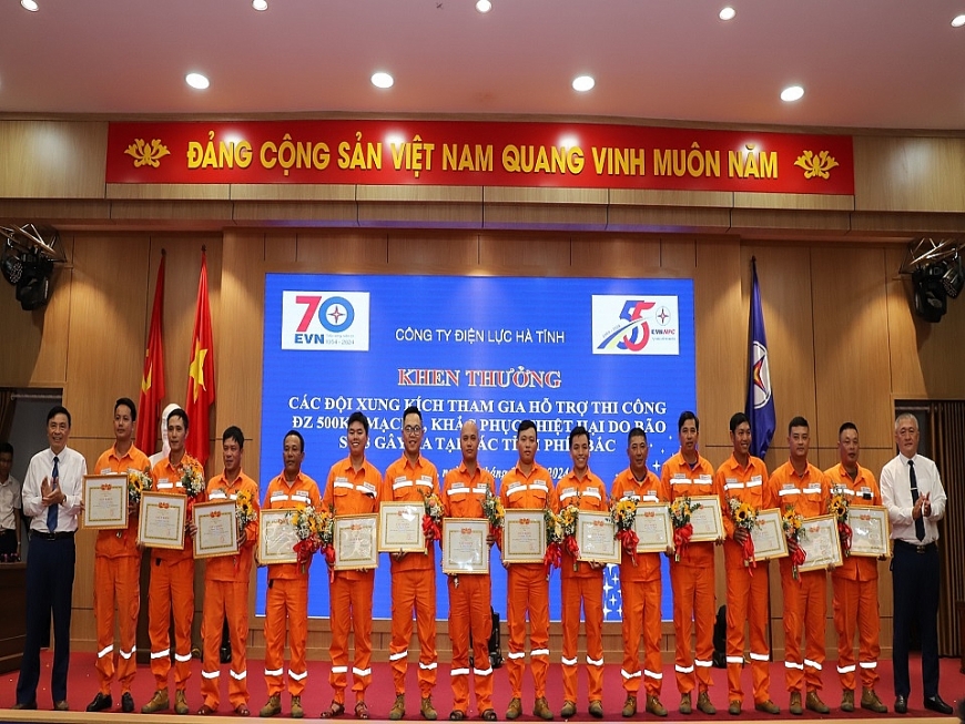 Tuyên dương lực lượng xung kích tham gia thi công đường dây 500kV mạch 3 và hỗ trợ khắc phục thiệt hại do bão