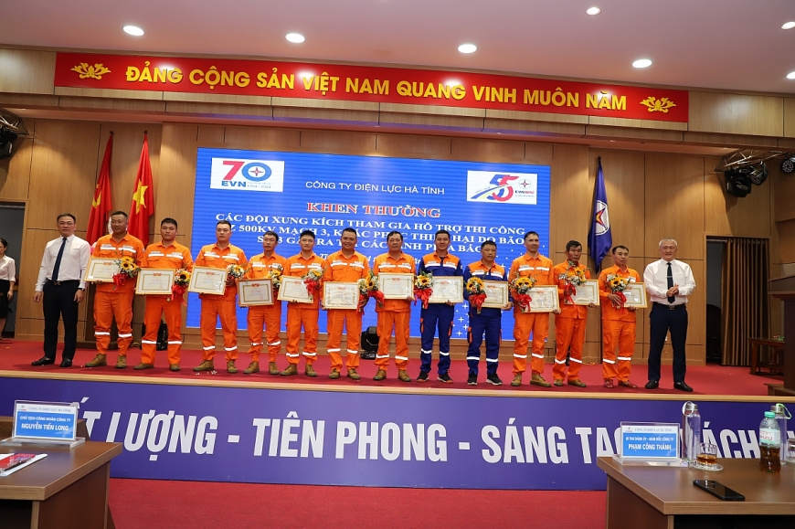 Tuyên dương lực lượng xung kích tham gia thi công đường dây 500kV mạch 3 và hỗ trợ khắc phục thiệt hại do bão