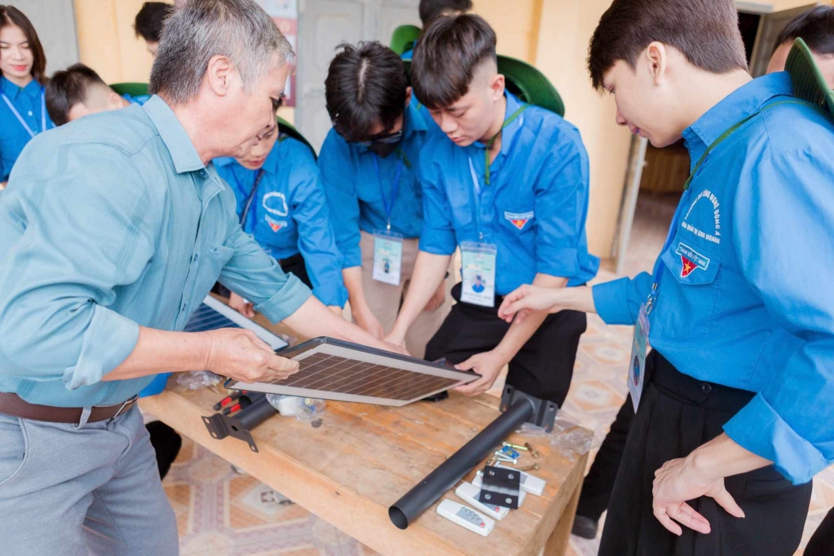 Sinh viên trong buổi hội thảo cùng các chuyên gia hàng đầu