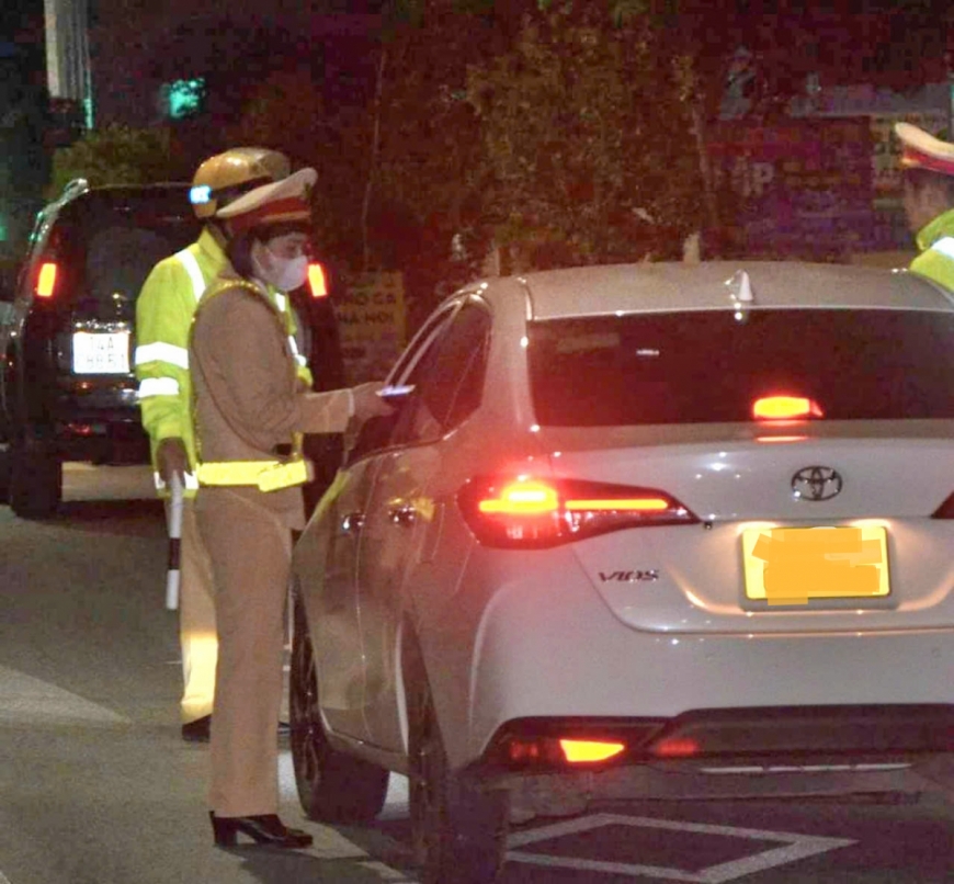 Đội Cảnh sát giao thông Công an thị xã Quảng Yên, kiểm tra nồng độ cồn các lái xe đang điều khiển phương tiện lưu thông trên tuyến đường tỉnh lộ 338