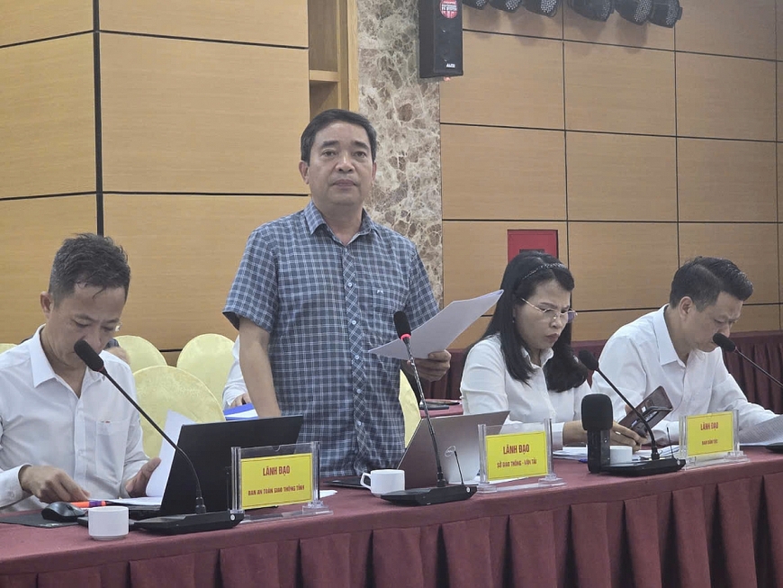 Ông Bùi Hồng Minh, Phó Giám đốc sở Giao thông tỉnh Quảng Ninh trả lời những câu hỏi của các nhà báo.