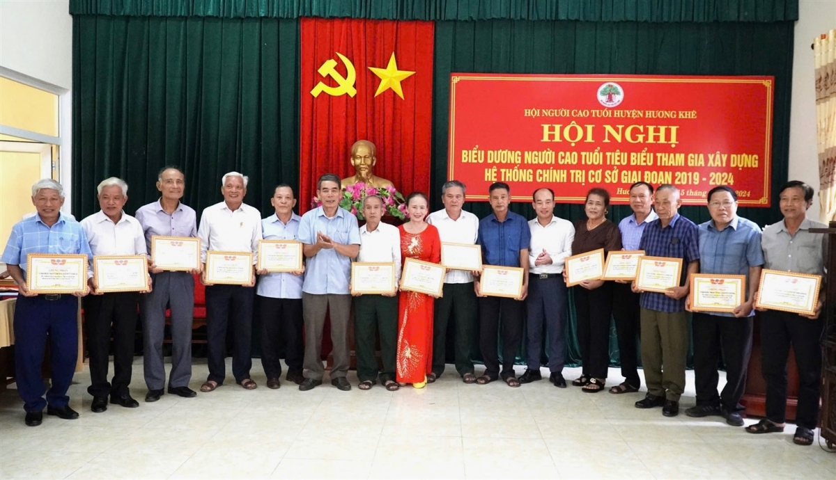 Trao Giấy tôn vinh của Hội NCT huyện cho các cá nhân tiêu biểu