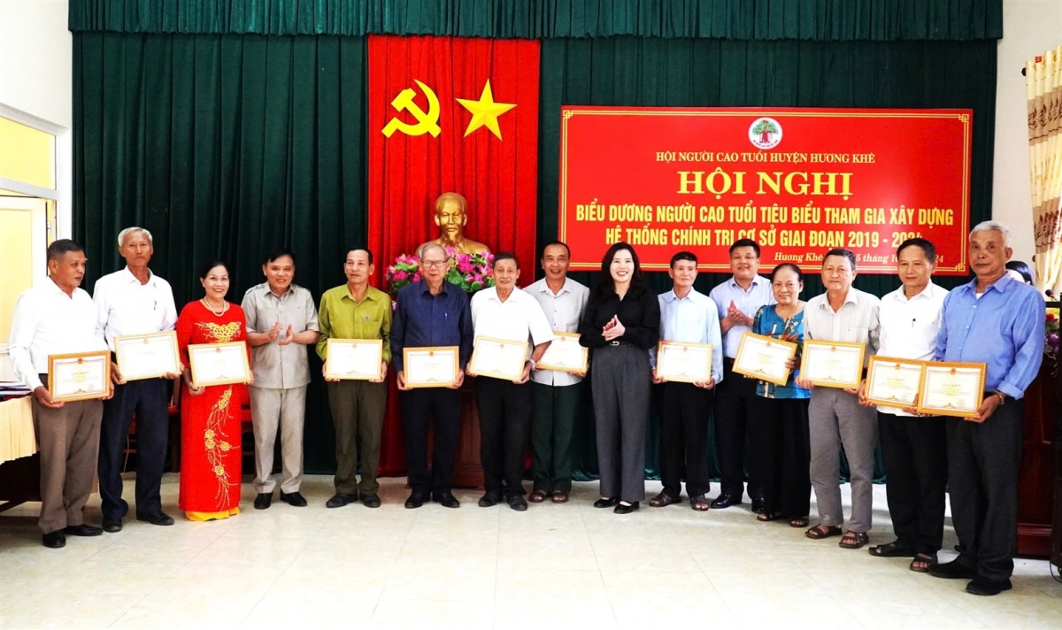 Trao Giấy khen của Chủ tịch UBND huyện cho các cá nhân tiêu biểu