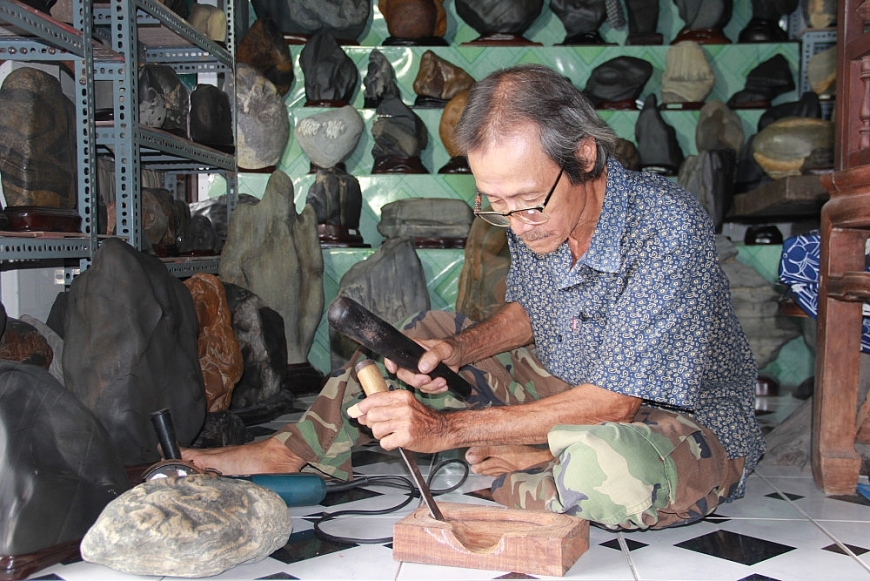 Nghệ nhân Hai Còn tạo đế (Daiza) cho tác phẩm đá cảnh.