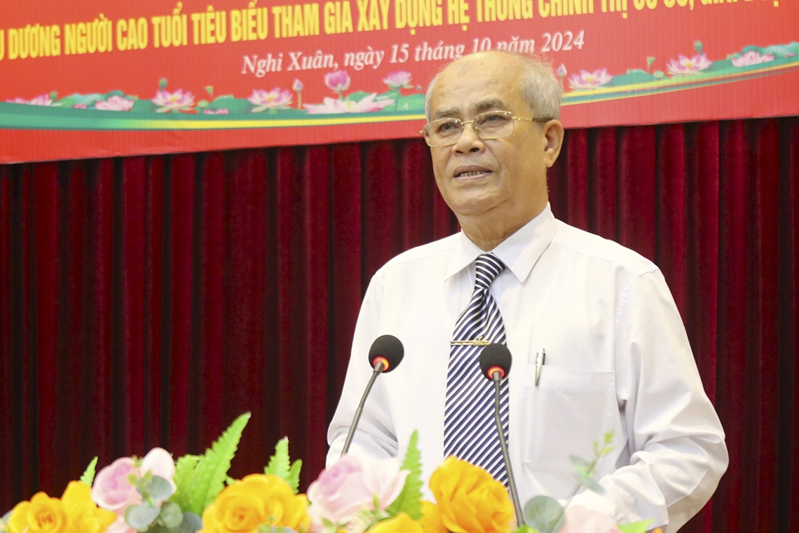 Chủ tịch Hội NCT huyện Nghi Xuân Nguyễn Ngọc Anh phát biểu tại hội nghị