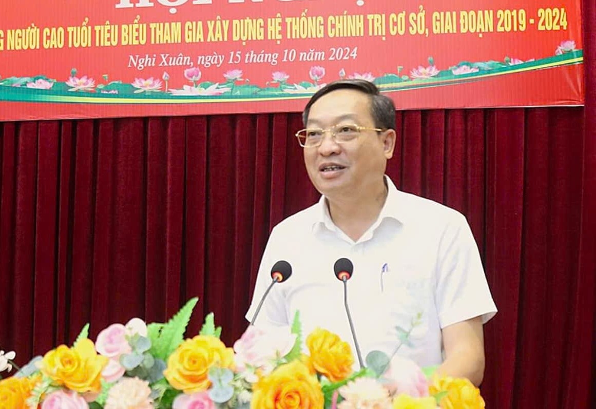 Ông Đặng Trần Phong, Bí thư Huyện ủy huyện Nghi Xuân phát biểu tại Hội nghị