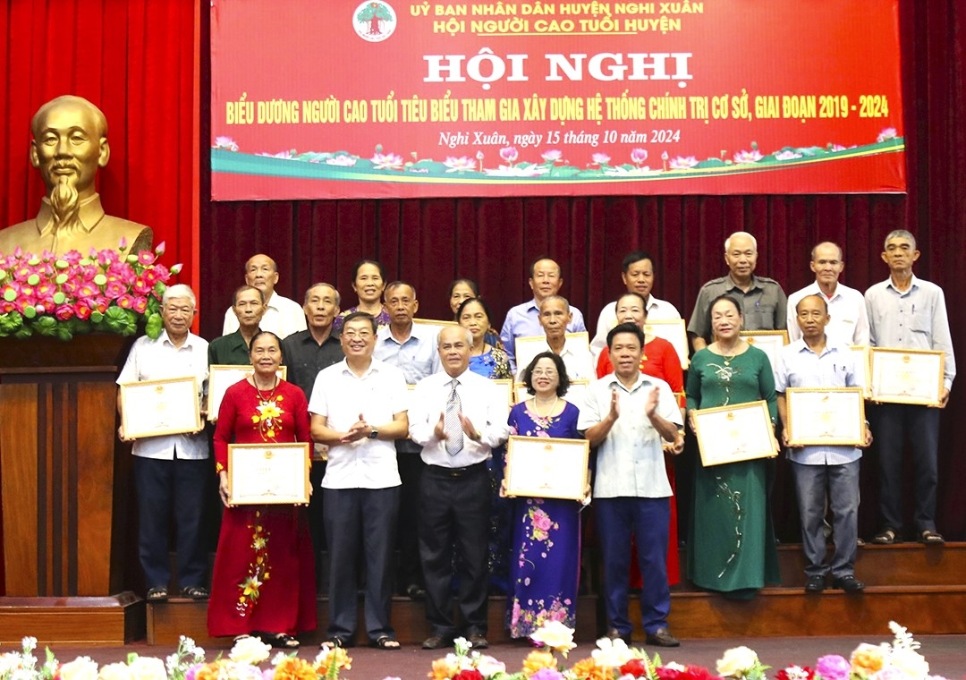 Trao Giấy khen của Chủ tịch UBND huyện Nghi Xuân cho các cá nhân xuất sắc