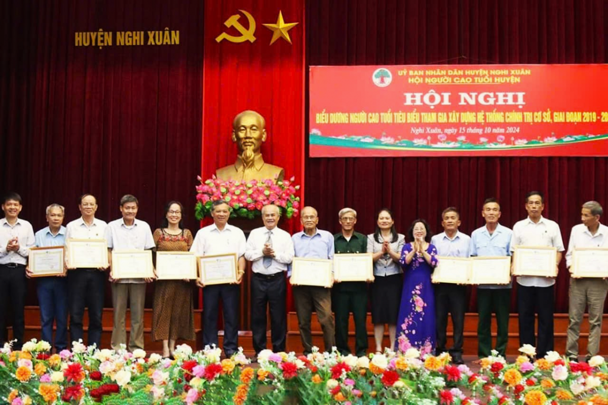 Trao Giấy khen của Hội NCT huyện Nghi Xuân cho các cá nhân tiêu biểu