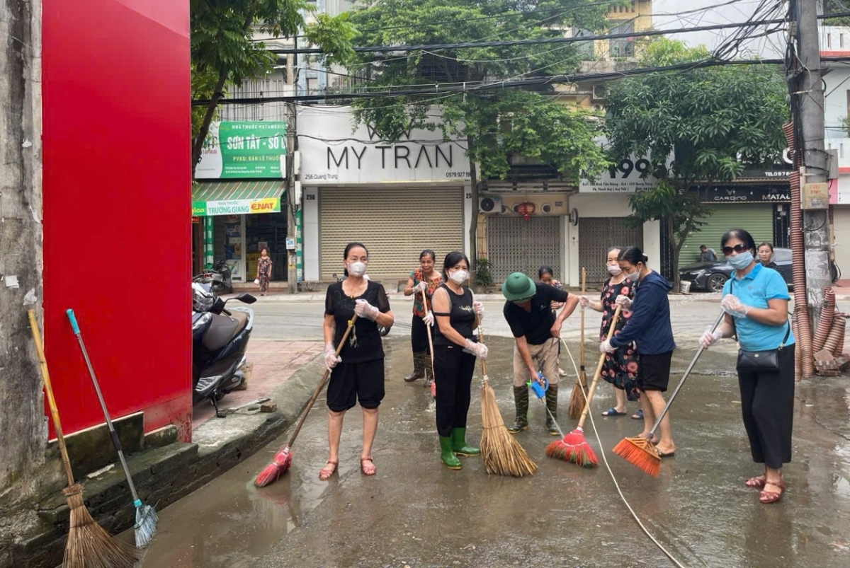 NCT thị xã Sơn Tây dọn vệ sinh môi trường sau khi nước rút
