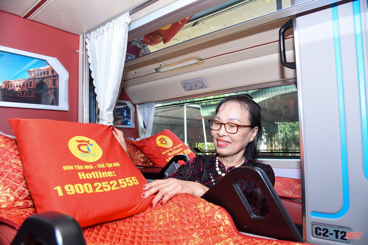 Bà Phan Thị Châu là Giám đốc Công kiểm tra xe trước khi đón khách