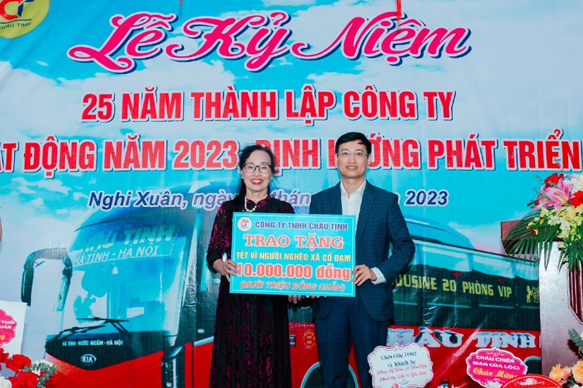 Bà Phan Thị Châu tặng quà NCT nghèo xã Cổ Đạm nhân dịp Tết Nguyên đán