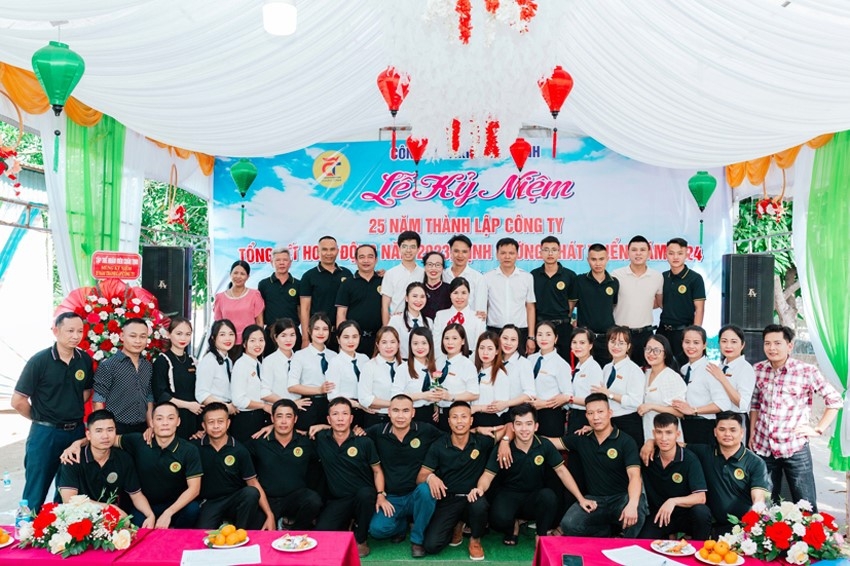 Giám đốc Phan Thị Châu cùng đội ngũ cán bộ, nhân viên, người lao động Công ty