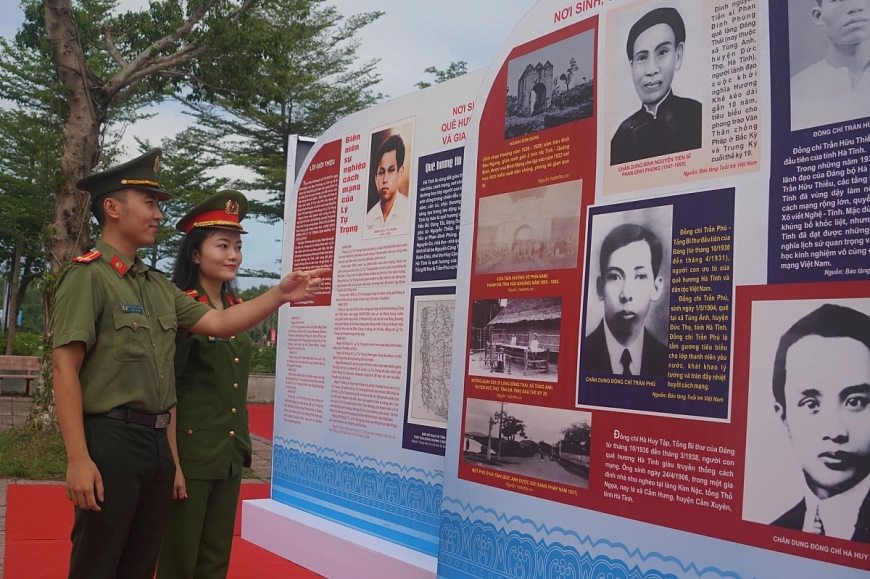 Triển lãm ảnh về chân dung, cuộc đời đồng chí Lý Tự Trọng