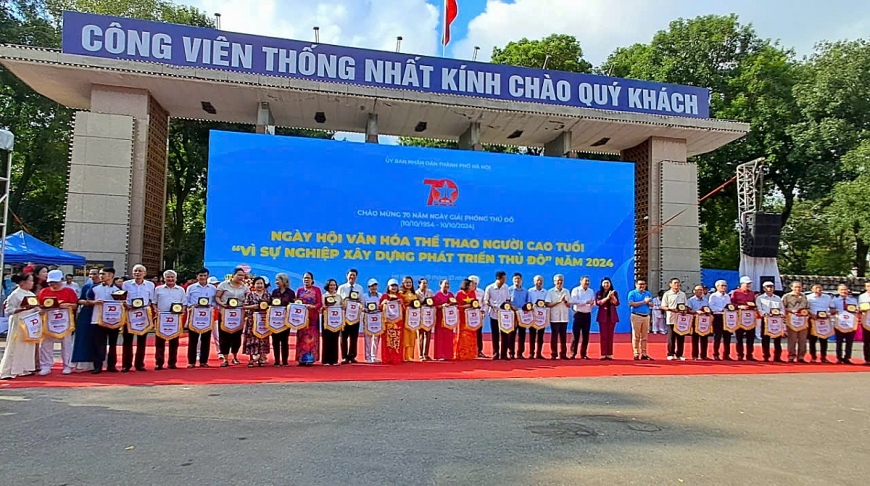 Ban tổ chức trao Cờ lưu niệm cho các đoàn tham gia Ngày hội